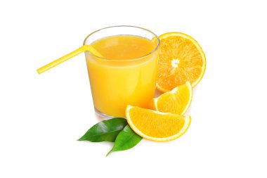 Beyaz üzerine izole edilmiş bir bardak portakal suyu.