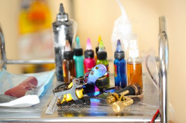 iş yerinde dövme ustası