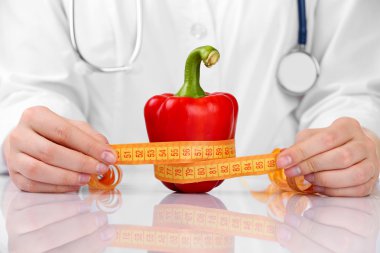 Kırmızı biber ve ölçüm bandı, closeup ile beslenme uzmanı doktor