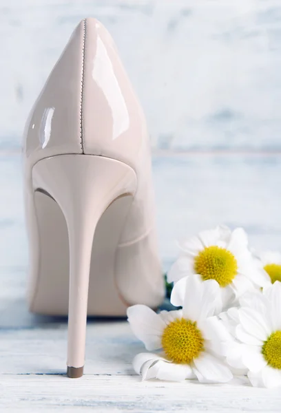 Sapato feminino com flores — Fotografia de Stock
