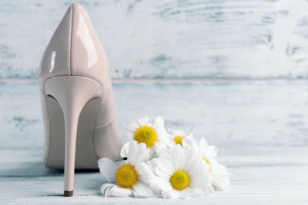 Ženské boty s květinami — Stock fotografie
