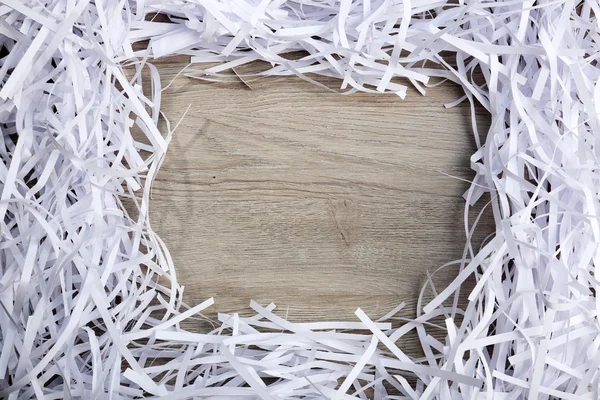 Quadro de tiras de papel da trituradora na mesa de madeira, close-up — Fotografia de Stock