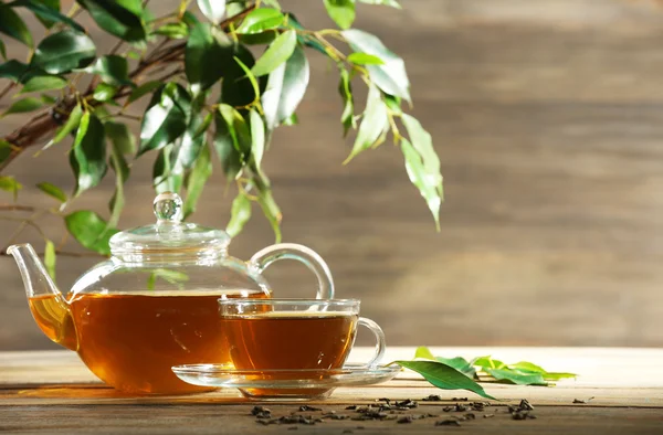 Φλιτζάνι πράσινο τσάι στο τραπέζι σε ξύλινα φόντο — Φωτογραφία Αρχείου