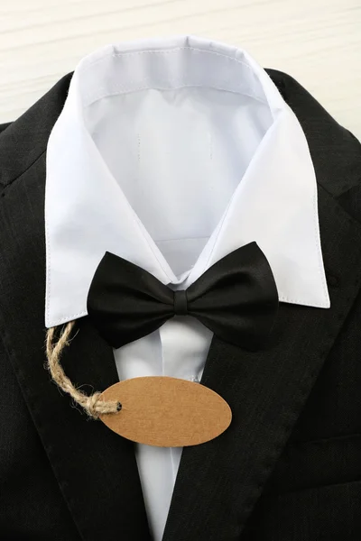 Prislappen på vit skjorta och svart kavaj — Stockfoto