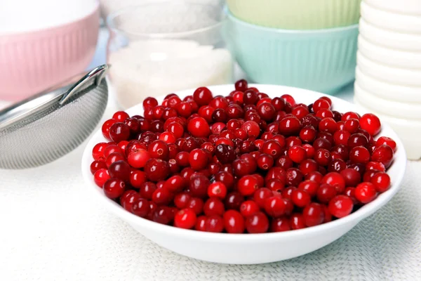 Arándanos en tazón en la mesa de la cocina de cerca — Foto de Stock