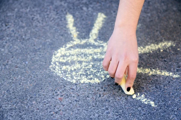 Girl drawing with chalk on asphalt — Stock Photo, Image