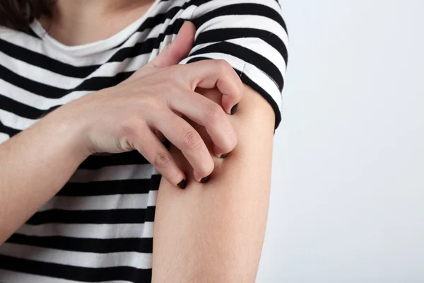 Woman has itch — Stock Photo, Image