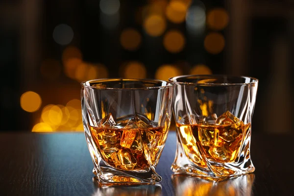酒吧背景下的威士忌杯 — 图库照片