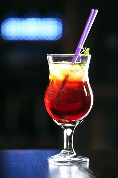 Bicchiere di cocktail sullo sfondo del bar — Foto Stock