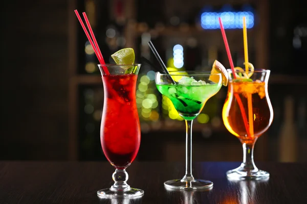 Glasses of cocktails on bar background — Stock Photo, Image