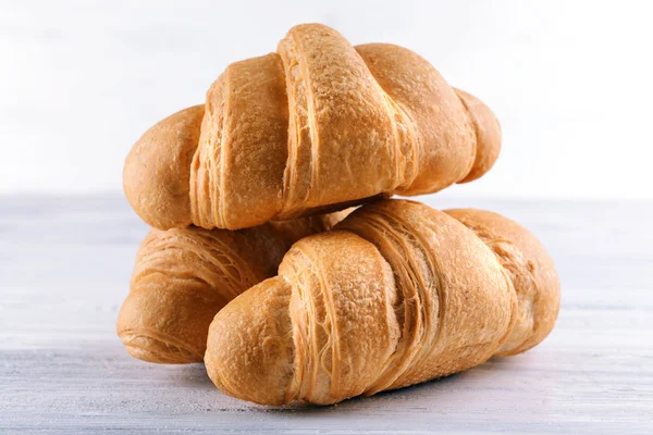 Deliziosi croissant sul tavolo — Foto Stock