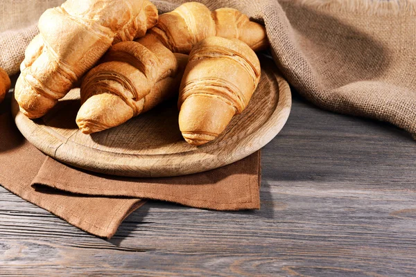 Deliciosos croissants en la mesa —  Fotos de Stock
