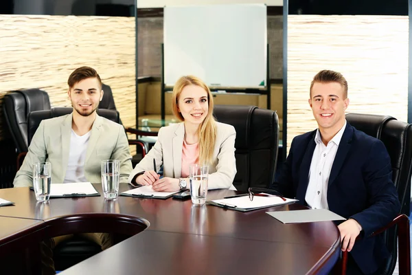 Uomini d'affari che lavorano in sala conferenze — Foto Stock