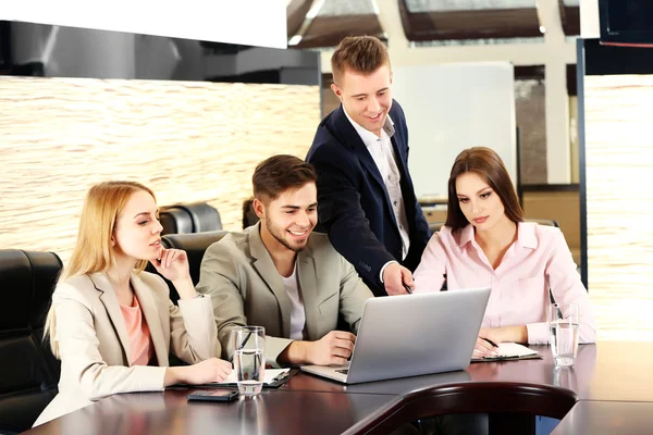 Mensen uit het bedrijfsleven werken — Stockfoto