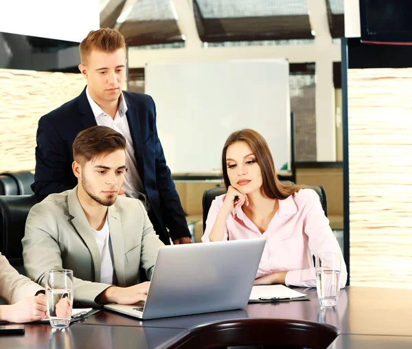 Gente de negocios trabajando —  Fotos de Stock