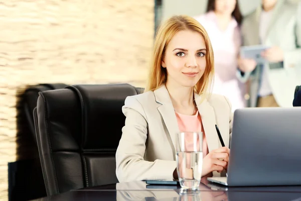 Mujer de negocios en la sala de conferencias —  Fotos de Stock