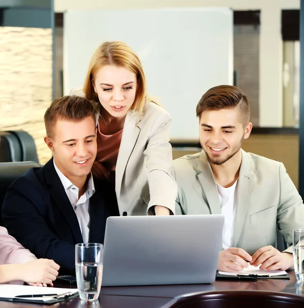 Les gens d'affaires qui travaillent — Photo