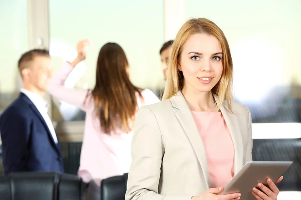 Affärskvinna i konferensrum — Stockfoto