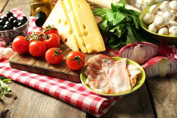 Ingredientes alimentarios para cocinar en la mesa de cerca — Foto de Stock