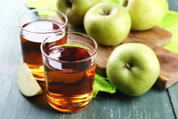 Gläser mit gesundem frischen Apfelsaft auf hölzernem Hintergrund — Stockfoto