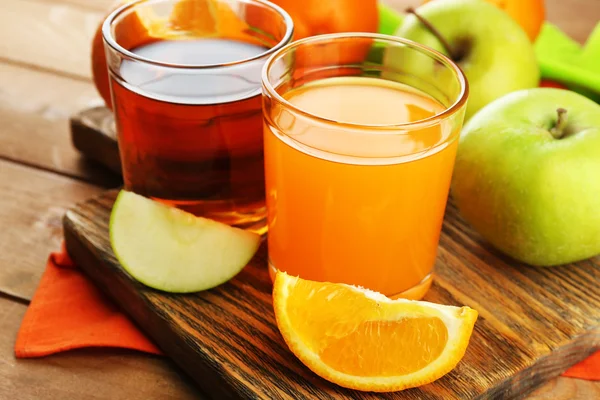 Surtido de jugos y frutas frescas saludables sobre fondo de mesa de madera — Foto de Stock