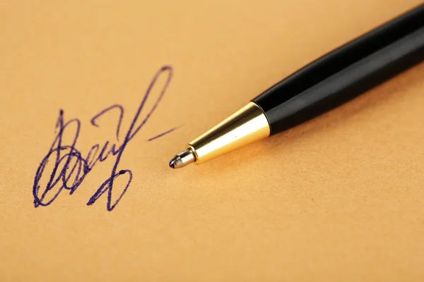 Pen en handtekening op papier — Stockfoto