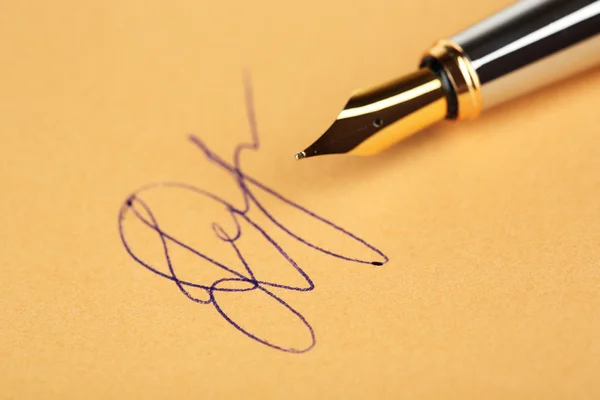 Kalem ve kağıt üzerinde imza — Stok fotoğraf