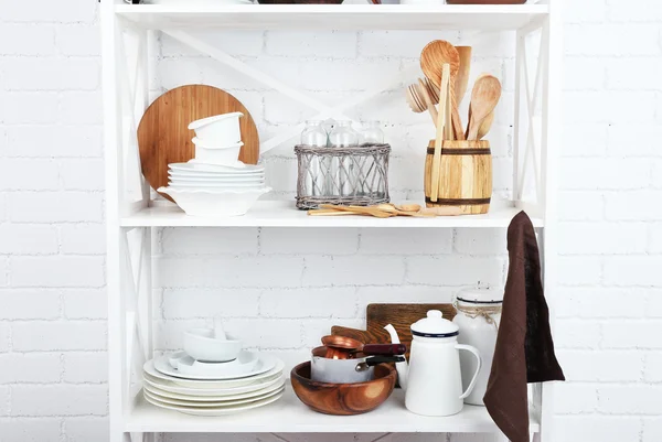 Кухонные полки с посудой — стоковое фото