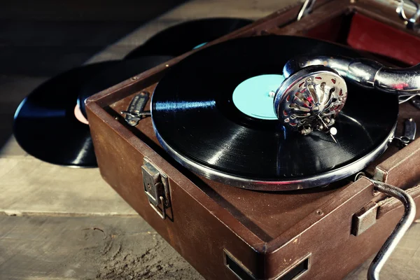 Gramophone avec disque vinyle — Photo