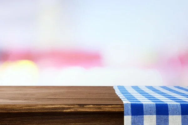 Mesa de madera vacía con servilleta —  Fotos de Stock