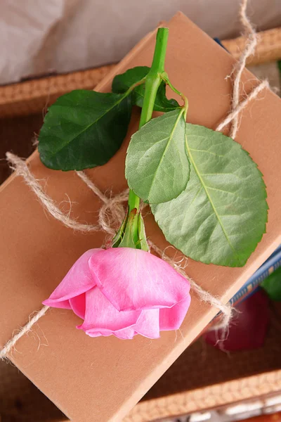 Roses avec pile de livres dans la valise — Photo