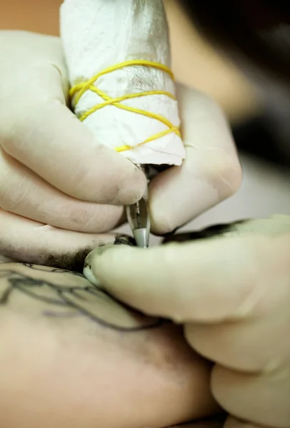 Tatuagem artista no trabalho, close-up — Fotografia de Stock