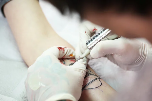 Tatuaje artista en el trabajo, primer plano — Foto de Stock