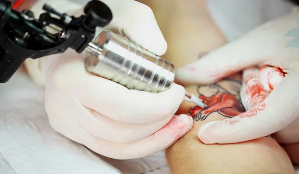 Tatuagem artista no trabalho, close-up — Fotografia de Stock