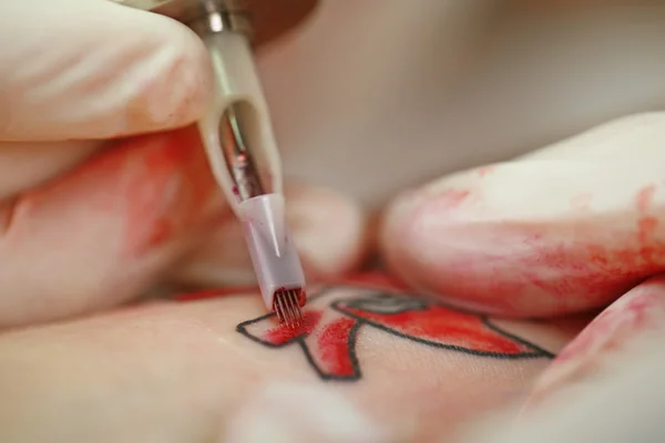 Tattoo kunstenaar op het werk, close-up — Stockfoto