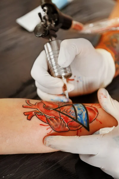 Tatuaje artista en el trabajo, primer plano — Foto de Stock