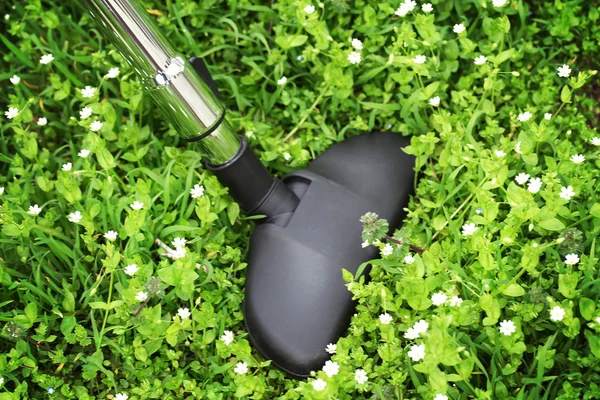 Metallrohr des Staubsaugers in Aktion - sauberer Teppich aus echtem grünen Gras. ökologisches Konzept — Stockfoto