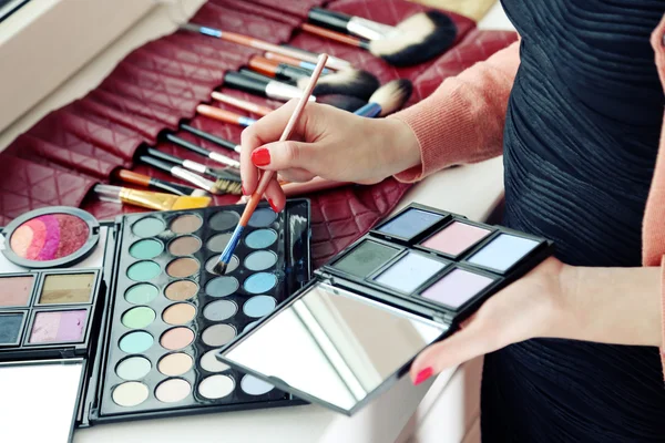 Artista de maquiagem feminina com cosméticos — Fotografia de Stock