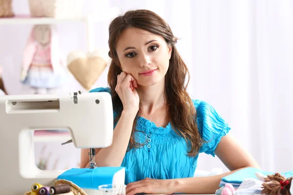 Junge Näherin in der Werkstatt — Stockfoto