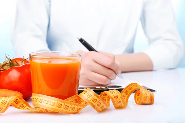 Arzt schreibt Ernährungsplan — Stockfoto