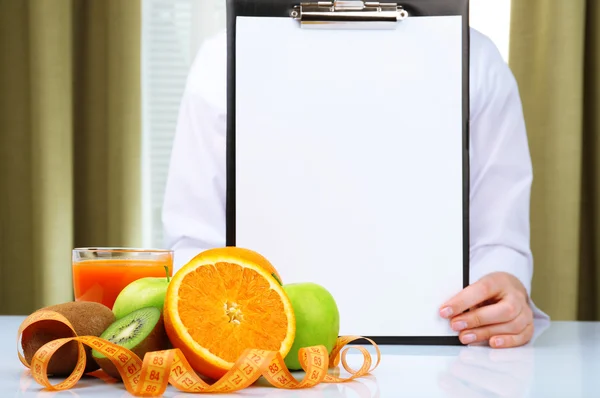 Voedingsdeskundige arts met Klembord voor dieetplan in office — Stockfoto