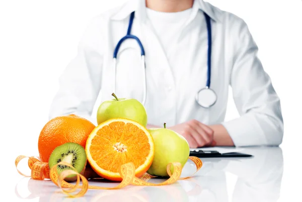 Nutricionista médico con frutas — Foto de Stock