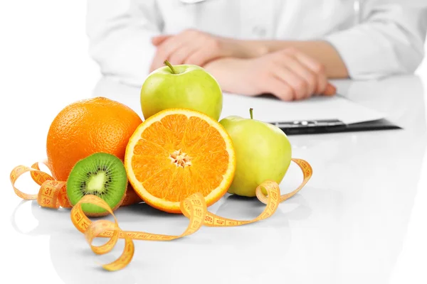 Nutricionista médico con frutas —  Fotos de Stock