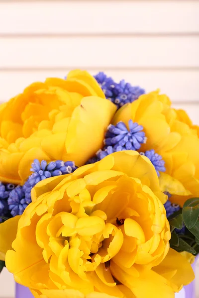 Taze bahar çiçekleri ile kompozisyon — Stok fotoğraf