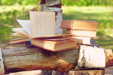 Açık havada kitap yığını