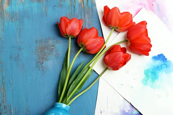 Tulipanes rojos en jarrón —  Fotos de Stock