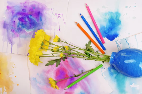 Gula blommor i vas på akvarell skissar bakgrund ovanifrån — Stockfoto