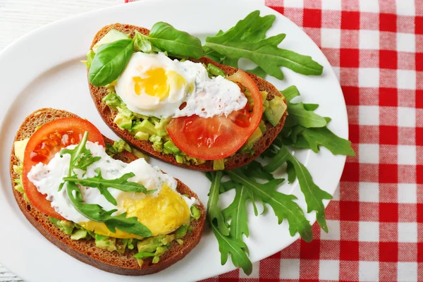 Mackor med ägg, avokado och grönsaker — Stockfoto