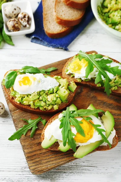 Sandwiches with egg, avocado and vegetables — Stock Photo, Image