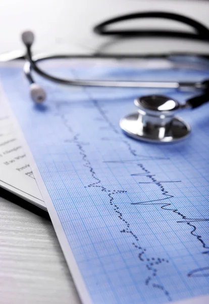 Cardiografía con estetoscopio en la mesa —  Fotos de Stock